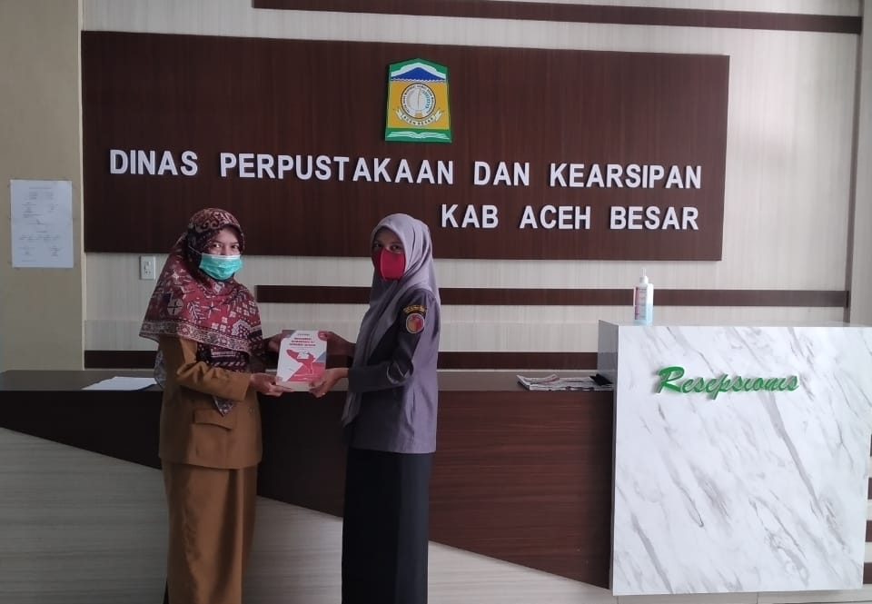 Penyerahan Buku pengawasan Pemilu 2019 untuk Dinas Perpustakaan dan Kearsipan Kabupaten Aceh besar